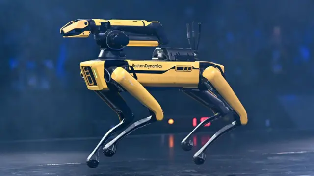 Spot, o cão-robô da Boston Dynamics, no centro do palco