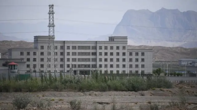 Salah satu tempat yang diklaim sebagai 'sekolah kejuruan' di Xinjiang, barat laut China, yang jadi kamp tempat Muslim Uyghur dan Kazakh ditahan.