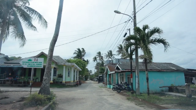 Rumah-rumah di sekitar pantai timur Pulau Batam.