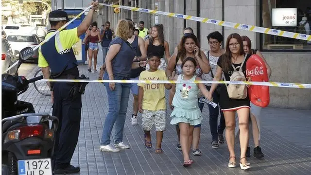 警方要求公众离开事件现场。