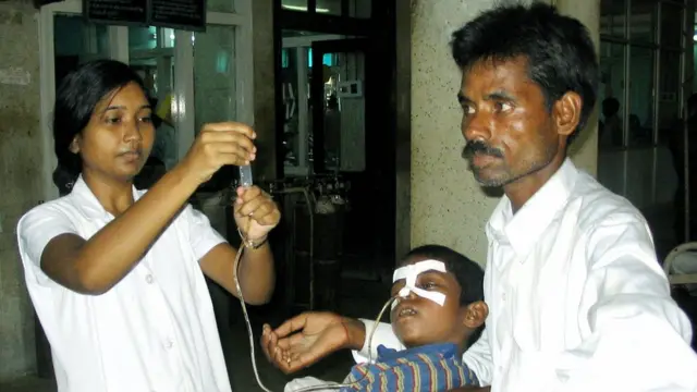 गोरखपुर के बाबा राघव दास मेडिकल कॉलेज में एक मरीज