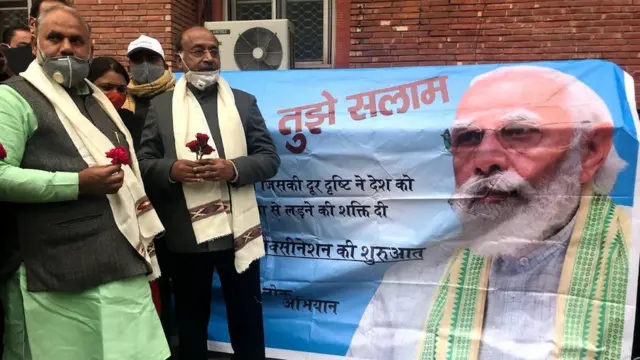 भारतीय जनता पार्टी कोविड टीकाकरण का श्रेय लेने की कोशिशें भी कर रही हैं. प्रधानमंत्री को धन्यवाद देते पोस्टर लगाए गए हैं. ये तस्वीर जनवरी में टीकाकरण के शुरुआत की है