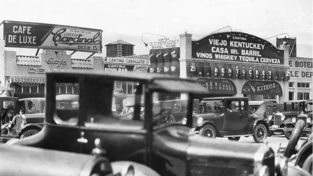 Calle principal de una ciudad mexicana cercana de la frontera con EE.UU. que durante los fines de semana durante la prohibición de 1920-1933 se inundaba de visitantes estadounidenses.