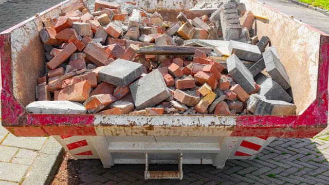 Briques dans une bene