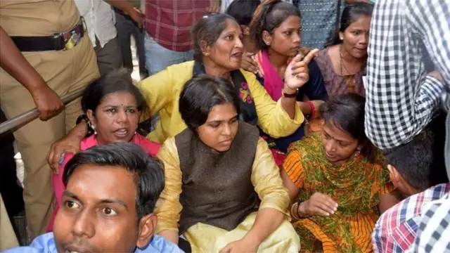 शनिशिंगणापूर आंदोलनादरम्यान तृप्ती देसाई