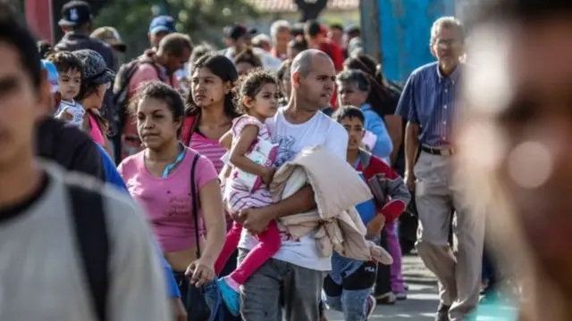 Venezuelanos cruzando a fronteira do país