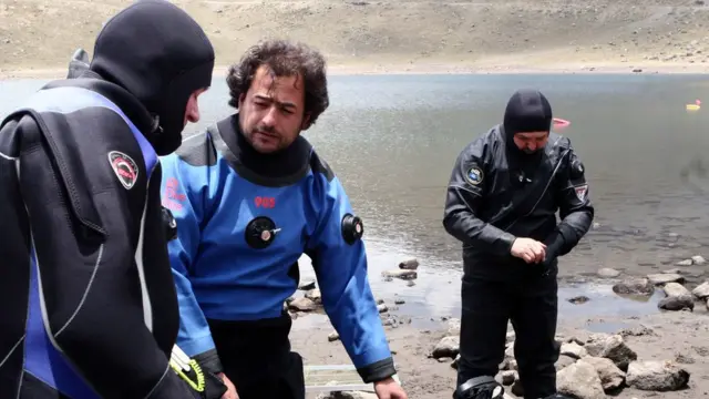 Roberto Junco junto a un equipo de arqueólogos.