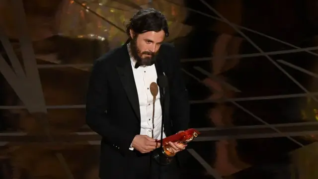 Casey Affleck recibe su Oscar