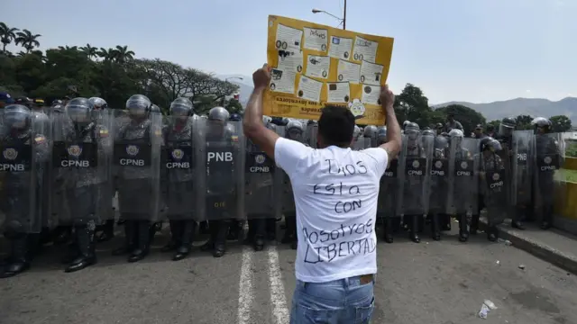 Los intentos de persuadir a los efectivos de los cuerpos de seguridad para que dejaran pasar la ayuda humanitaria fueron inútiles.