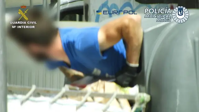Seorang pria keluar dari tempat sampah di Madrid.