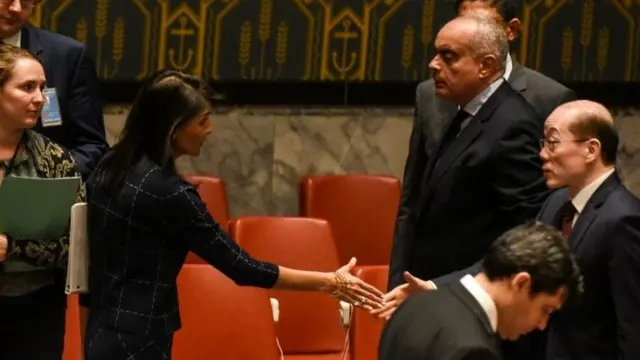 Nikki Haley saluda a Liu Jieyi