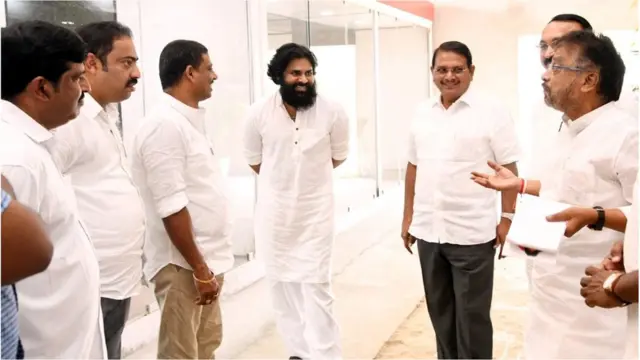 జనసేన నాయకులతో పవన్ కల్యాణ్