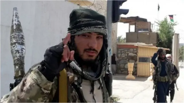 কুন্দুজ দখলের পর শহরে টহল দিচ্ছে একজন তালেবান যোদ্ধা