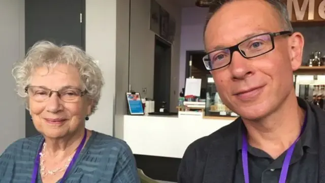 Lien ve dedesi onu çocukken evinde gizleyen, Lien'in hikayesini kitaplaştıran yazar Bart van Es.