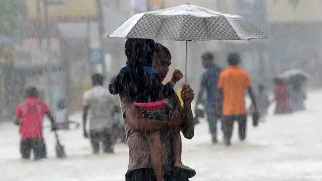 අවපීඩන කලාපය ශ්‍රී ලංකාවෙන් පිටතට ගමන් කරමින් තිබෙන බවයි මේ අතර කාලගුණ විද්‍යා දෙපාර්තමේන්තුව නිවේදනය කළේ.