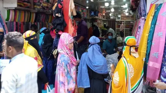 কাপড়ের দোকানে ভিড়