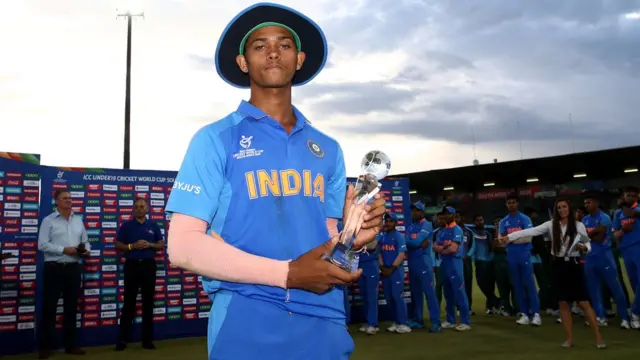 রানার আপ ট্রফি নিয়ে ভারত অধিনায়ক প্রিয়ম গর্গ