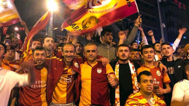 Türkiye'nin dört bir yanındaki Galatasaray taraftarları şampiyonluğu sokaklara çıkarak kutladı. Bu kare Zonguldak'tan.