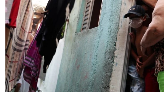 Menino na favela paulistana de Paraisopolis