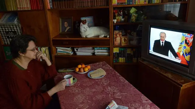 Женщина смотрит прямую линию Путина