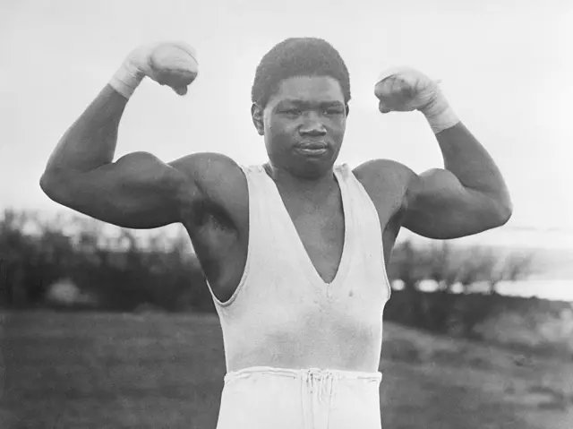 Légende originale) 3/1923-Dublin, Irlande : Siki, au combat, montre ses muscles impressionnants.