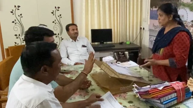 આપના નેતાઓએ આ સંદર્ભે શિક્ષણ અધિકારીને આવેદન આપ્યું હતું