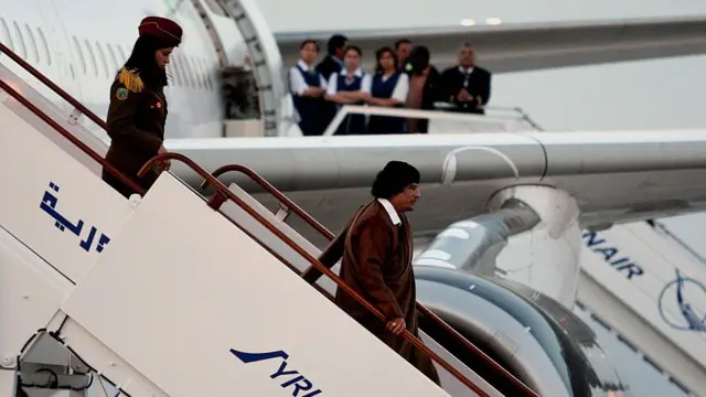 विमानातून उतरताना गद्दाफी