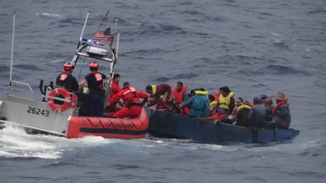 Barco abordado pela Guarda Costeira dos EUA