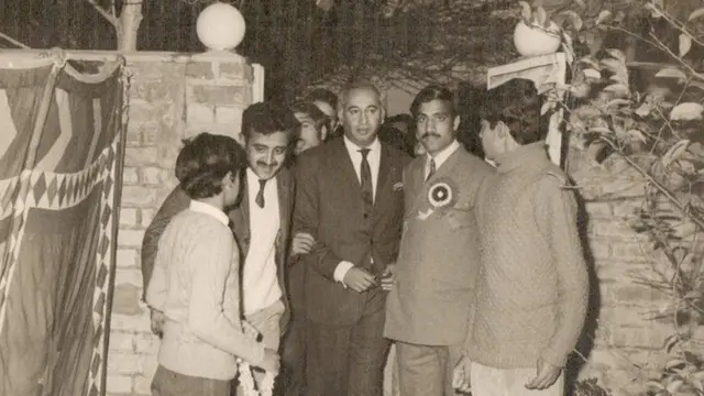 ذوالفقار علی بھٹو جہانگیر بدر کے ہمراہ تنویر زمان خان کے گھر میں