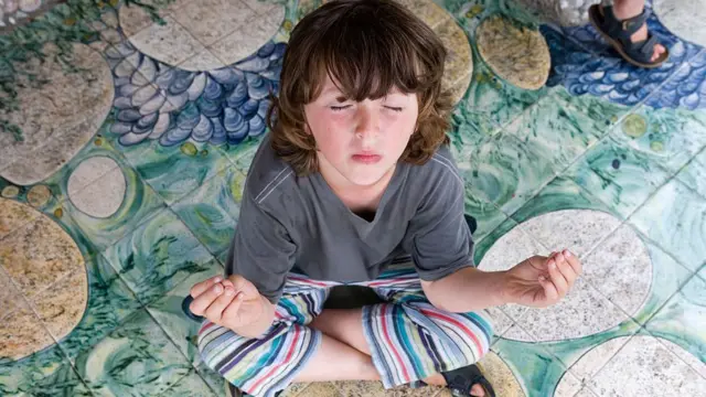 Хлопчик медитує