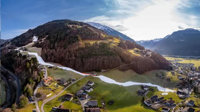 기온이 상승하면서, 스키 시즌이 짧아지고 슬로프가 녹색으로 변하고 있다