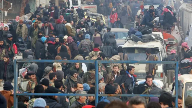 Decenas de personas esperan ser evacuadas del este de Alepo.