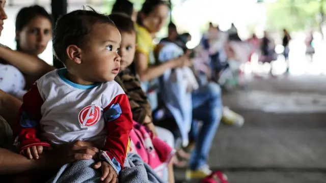 Bebê na fila para ser vacinado