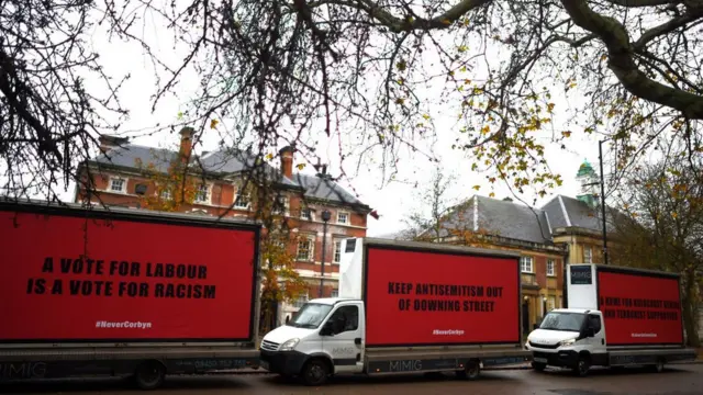 화물차에 '노동당에 투표하는 것은 인종차별주의를 부추기는 것' 등 노동당 비판 문구가 쓰여 있다