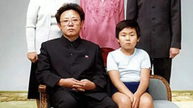 Ким Чен Нам атасы Ким Чен Ир менен бирге түшкөн сүрөт, 1981-жыл.