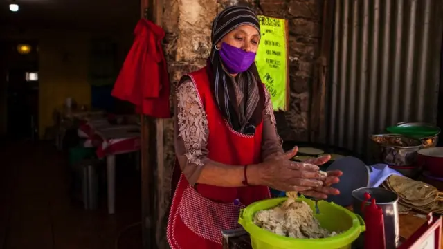 Mujer hace tortillas