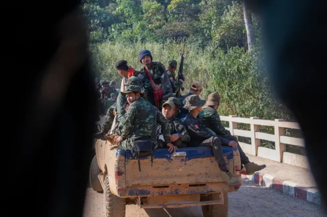 KNLA တပ်ဖွဲ့ဝင်တွေ (ပုံဟောင်း)