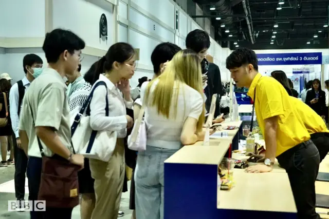 အလုပ်ပြပွဲရောက်လာကြတဲ့ ထိုင်းလူငယ်တွေ