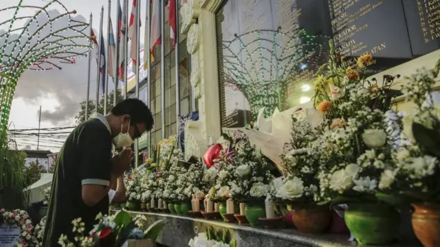 Pengunjung berdoa di depan Monumen Peringatan Bom Bali pada peringatan 20 tahun bom Bali di Kuta, Bali, Indonesia pada 12 Oktober 2022.