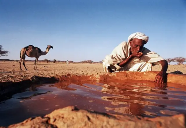 رجل يشرب الماء