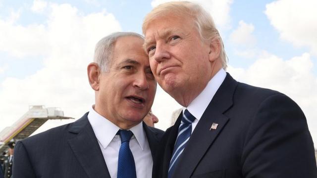 El primer ministro israelí, Benjamin Netanyahu, habla con el presidente estadounidense, Donald Trump.