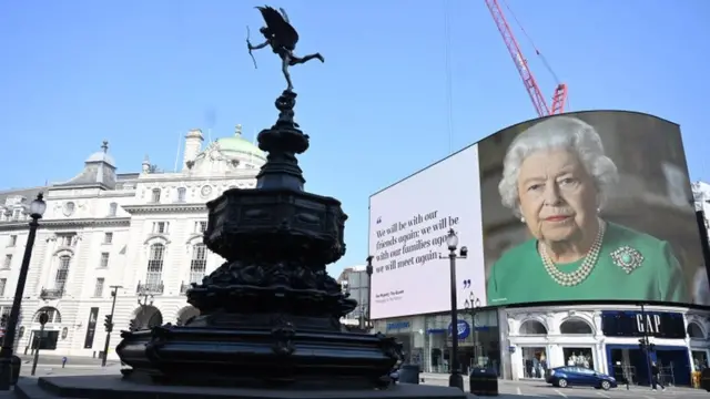 Опустевшая площадь Пикадилли в Лондоне