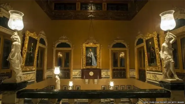 हैदराबाद के सातवें निज़ाम फलकनुमा महल में रहते थे जो अब ताज ग्रूप ऑफ़ होटल्स हिस्सा है.