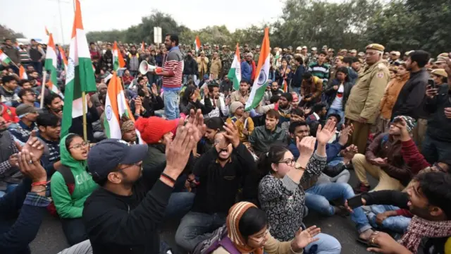 बीजेपी सरकार के नए श्रम कानून से किसको फायदा?