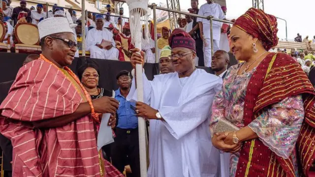 sẹnetọ ajimọbi n gbe opa aṣẹ fun ọkan lara awọn agba oye ilẹ Ibadan to gbe soke di ọba