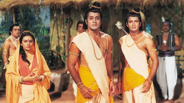 સીતાની ભૂમિકામાં દીપિકા ચિખલીયા, રામની ભૂમિકામાં અરુણ ગોવિલ અને લક્ષ્મણની ભૂમિકામાં સુનીલ લહરી