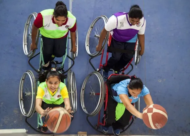 વ્હીલચેર બાસ્કેટબોલ રમી રહેલી દિવ્યાંગ મહિલાઓ