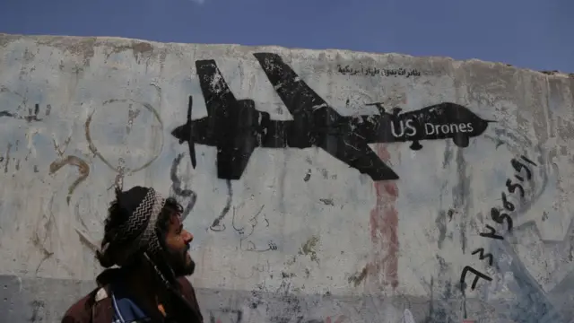 Рисунок дрона на стене