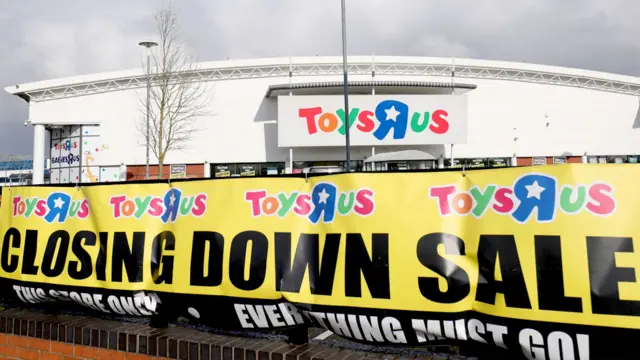 Toys R Us UK goes into administration