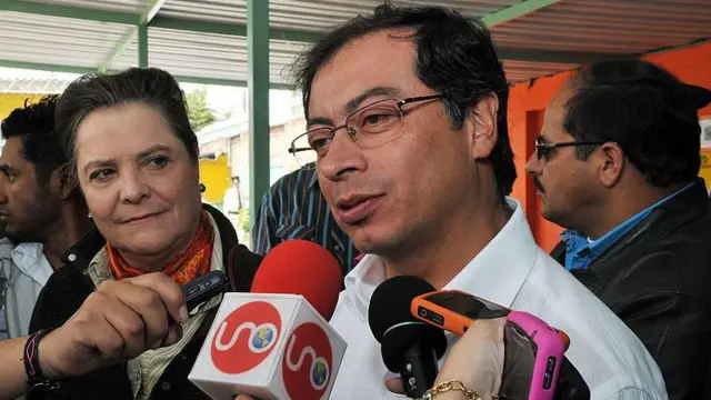 Gustavo Petro, ante medios en 2010.